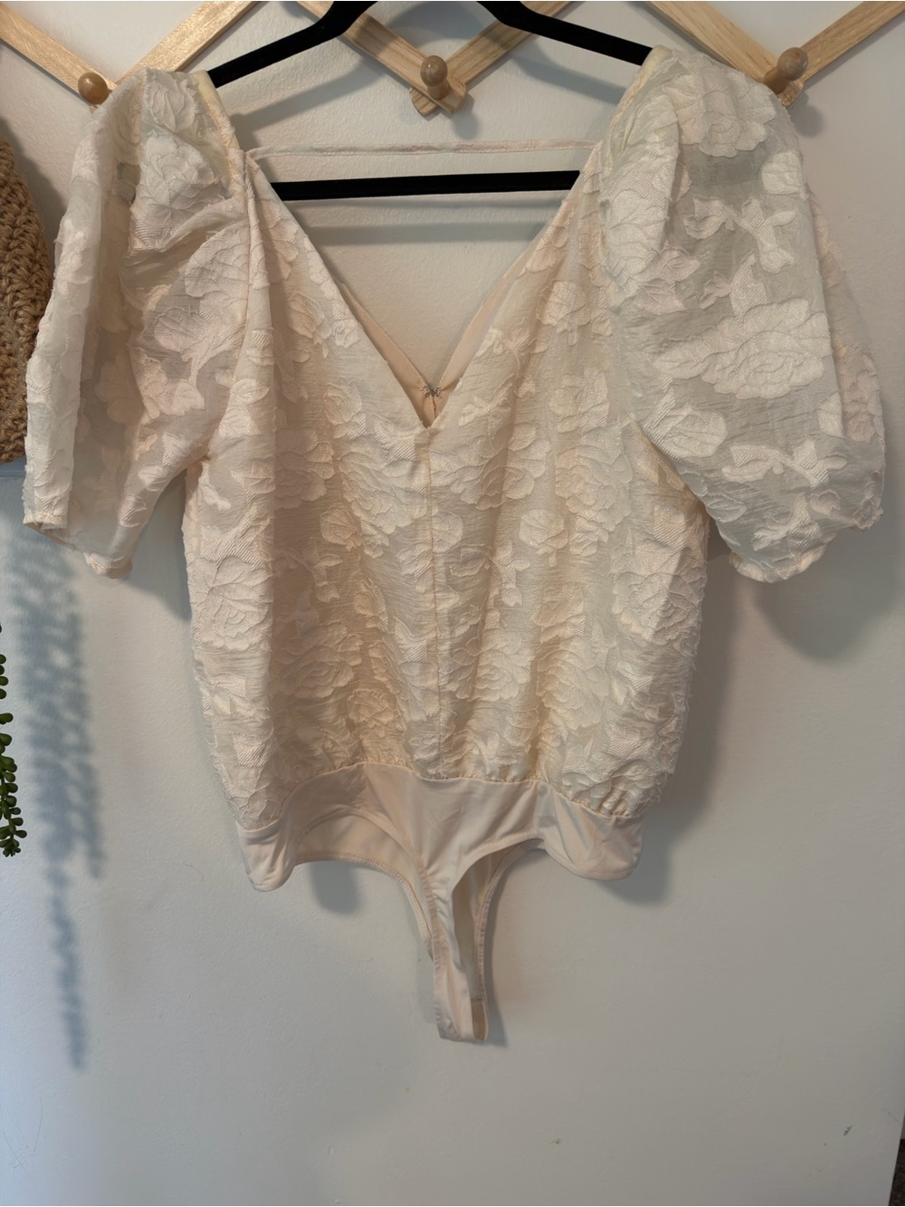 ASTR The Label Colby Puff Sleeve Floral Jacquard Textured Bodysuit Medium - Picture 8 of 10